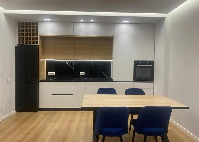 8th Floor Luxury Apartment *